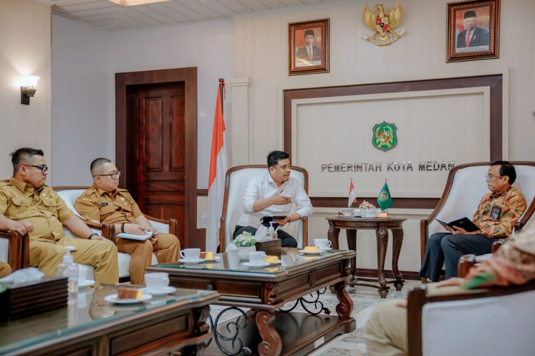 Wali Kota Medan Bobby Nasution saat menerima audiensi PT PLN UID Sumut di Balai Kota Medan, Selasa (4/7/2023). (Dok/Kominfo Medan)