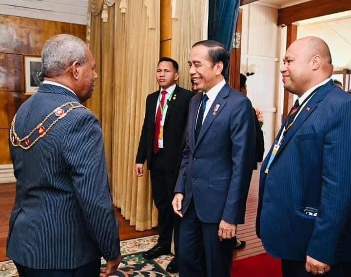 Presiden RI Jokowi dalam rangkaian kunjungan kenegaraan ke Papua Nugini bertemu dengan Gubernur Jenderal Papua Nugini, Sir Bob Dadae di Government House, Rabu (5/7/2023).