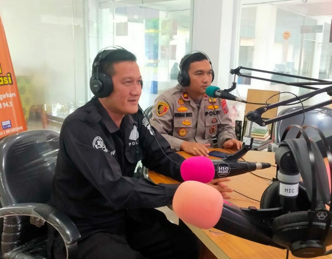 Kapolsek Pancurbatu Kompol Noorman HH Sihite SIK MIK didampingi Aiptu Widodo beri penjelasan terkait 3C dan geng motor pada acara Dialog Interaktif Helo Polisi di RRI Medan, Rabu (5/7/2023). (Dok/Polda Sumut)