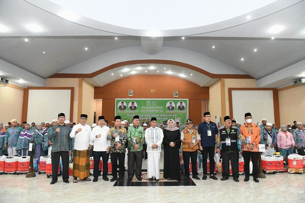 Gubernur Sumut Edy Rahmayadi foto bersama dengan Wakil Bupati Madina Atika Azmi Utammi Nasution dan lainnya usai menyambut kedatangan 360 Jemaah Haji Kloter Pertama asal Kabupaten Madina di Gedung Madinatul Hujjaj, Komplek Asrama Haji Medan, Jalan AH Nasution Medan, Rabu (5/7/2023) subuh. (Dok/Kominfo Sumut)