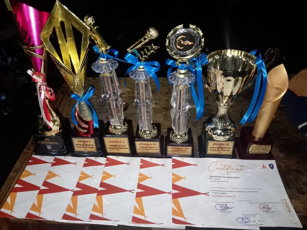 Piala dan sertifikat yang diperoleh Permata Klasis Medan Kampung Lalang.