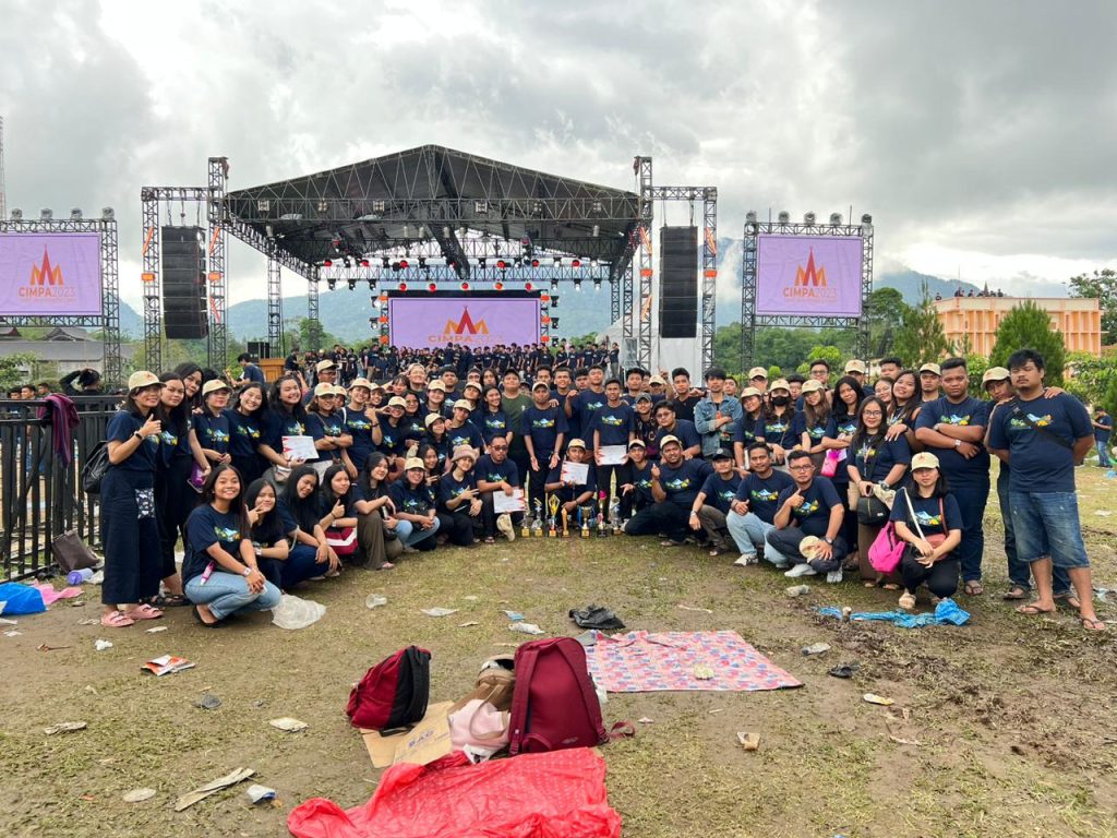 Foto bersama Permata Klasis Medan Kampung Lalang dengan piala dan sertifikat juara.