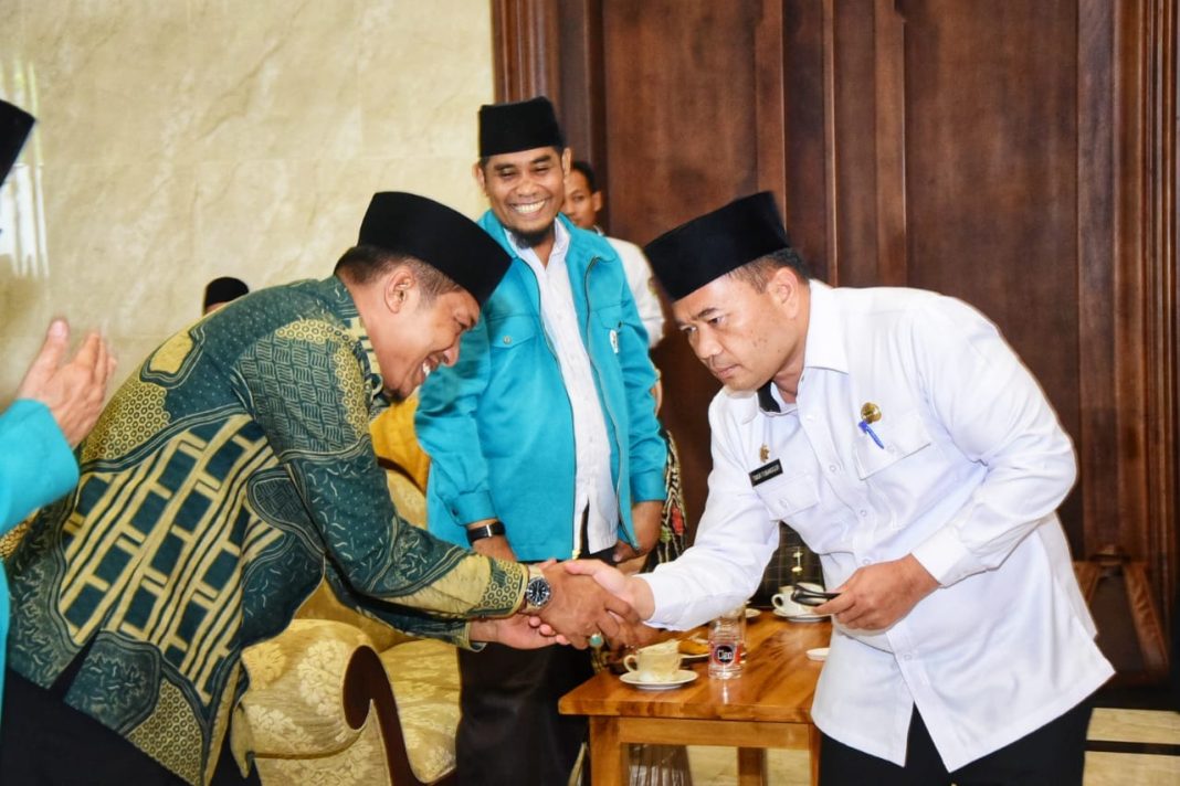 Sekda Kabupaten Deliserdang H Timur Tumanggor SSos MAP pada Pembukaan Rakerda BSPSU Deliserdang di Pre-Convention Thongs'inn Hotel & Convention, Jalan Pasar V Kebun Kelapa, Kecamatan Beringin, Kabupaten Deliserdang, Rabu (5/7/2023). (Dok/Kominfo Deliserdang)