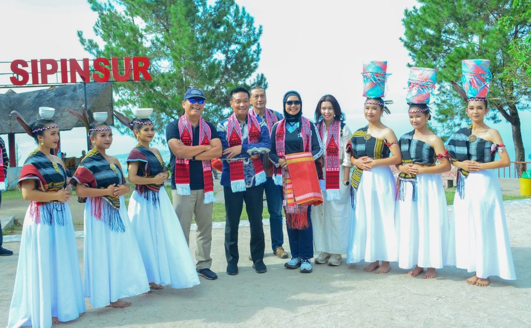 Wakil Bupati Humbahas Dr Oloan Paniaran Nababan SH MH foto bersama dengan Letjen TNI (Purn) AM Putranto dan istri dan tim penari di Objek Wisata Alam Sipinsur, Desa Pearung, Kecamatan Paranginan dalam rangka Lake Toba Bike Adventure 2023, Kamis (6/7/2023).