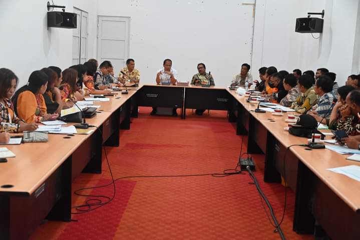 Bupati Humbahas Dosmar Banjarnahor SE didampingi Sekda Humbahas Tonny Sihombing dalam rapat koordinasi penanganan stunting, di Ruang Rapat Kantor Bupati, Bukit Inspirasi, Sipalakki, Kecamatan Doloksanggul, Kamis (6/7/2023). (Dok/Kominfo Humbahas)