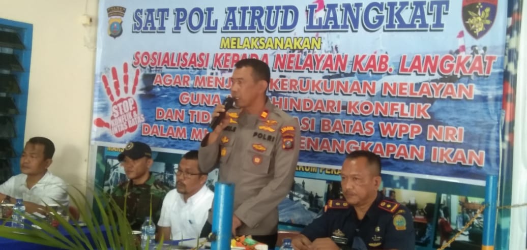 Kasat Polairud Polres Langkat Iptu Heru Ediyanto mensosialisasikan keamanan laut dan batas perairan kepada nelayan di Kantor Sat Polairud Polres Langkat Jalan Babalan, Kelurahan Brandan Timur, Kecamatan Babalan, Kabupaten Langkat, Jumat (7/7/2023). (Dok/Humas Polres Langkat)