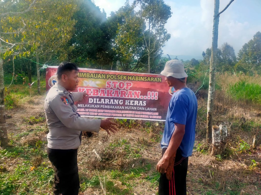 Personel Polsek Habinsaran, Kabupaten Toba, memberikan imbauan kepada masyarakat untuk tidak melakukan pembakaran hutan dan lahan, Jumat (7/7/2023). (Dok/Polres Toba)