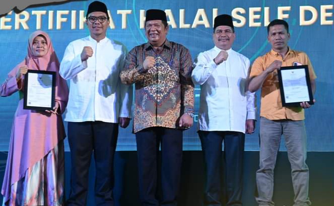 Wali Kota Padangsidimpuan Irsan Efendi Nasution SH MM (tengah) foto bersama Kepala Perwakilan Bang Indonesia Sibolga dan Rektor UIN Syahada di Padangsidimpuan, Jumat (7/7/2023). (Dok/Kominfo Padangsidimpuan)