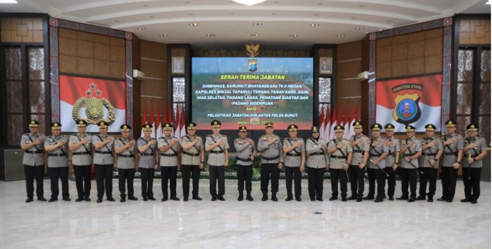 Kapolda Sumut Irjen Pol RZ Panca Putra Simanjuntak foto bersama PJU dan Kapolres jajaran Polda Sumut usai sertijab di Aula Tribrata Polda Sumut, Jumat (7/7/2023). (Dok/ Polda Sumut)