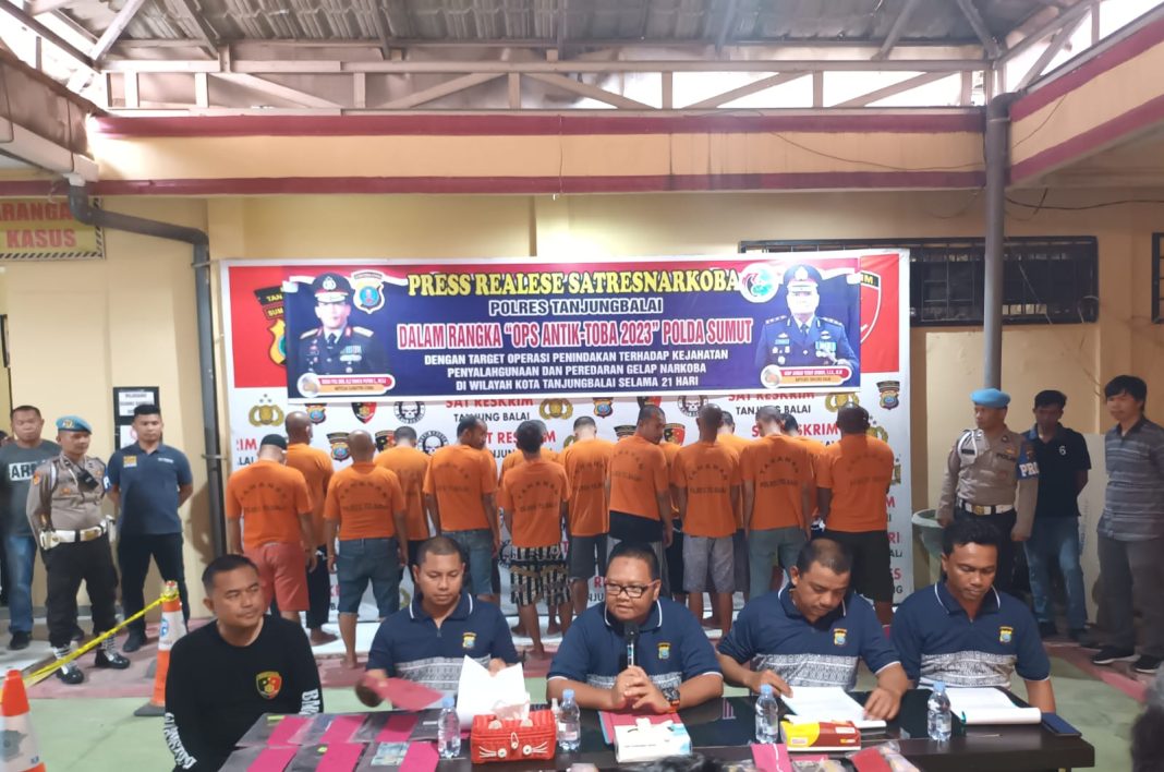 Kapolres AKBP Ahmad Yusuf Afandi SIK didampingi Kasat Narkoba saat memaparkan pengungkapan kasus selama Ops Antik Toba 2023, di Aula Sat Narkoba Polres Kota Tanjungbalai, Jumat (7/7/2023).