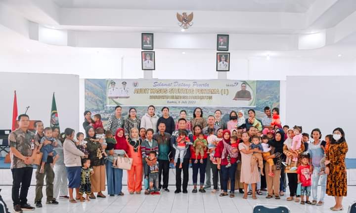 Wakil Bupati Humbahas yang juga merupakan Ketua TPPS Kabupaten Humbahas Dr Oloan Paniaran Nababan SH MH diabadikan bersama peserta dan tim pakar Audit Kasus Stunting Pertama di Humbahas di Aula Hutamas, Komplek Perkantoran Tano Tubu, Kecamatan Doloksanggul, Kamis (6/7/2023). (Dok/Kominfo Humbahas)