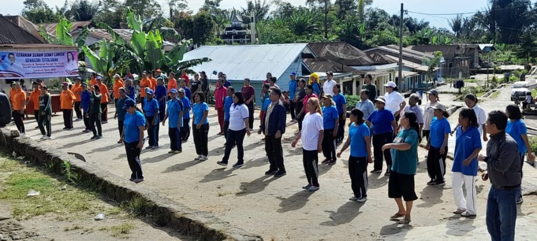 Anggota DPRD Simalungun, Lisnawati Sirait bersama masyarakat menggelar senam sehat lansia di Sitolubah, Kecamatan Panei, Kabupaten Simalungun, Sabtu (8/7/2023).