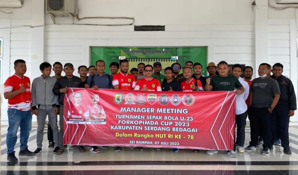 Ketua Panitia turnamen sepakbola Forkopimda Cup U-23 Sergai Darmawan didampingi Sekretaris Edi Saputra dan jajaran panitia diabadikan bersama manajer dan pelatih klub usai melaksanakan technical meeting, Jumat (7/7/2023).