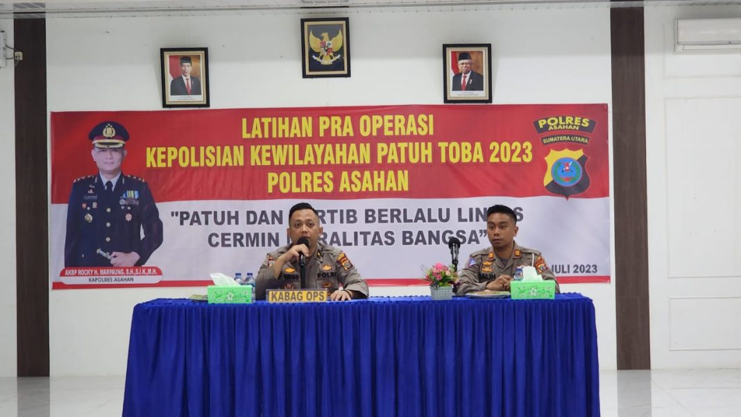 Kabag Ops Polres Asahan Kompol Yayang Rizky Pratama SIK didamping Kasat Lantas AKP Galih Ramadhan saat memberikan arahan kepada anggota yang terlibat sprin Ops Patuh Toba 2023 yang dilaksanakan di Aula Polres Asahan, Sabtu (08/07/2023). (Dok/Humas Polres Asahan)