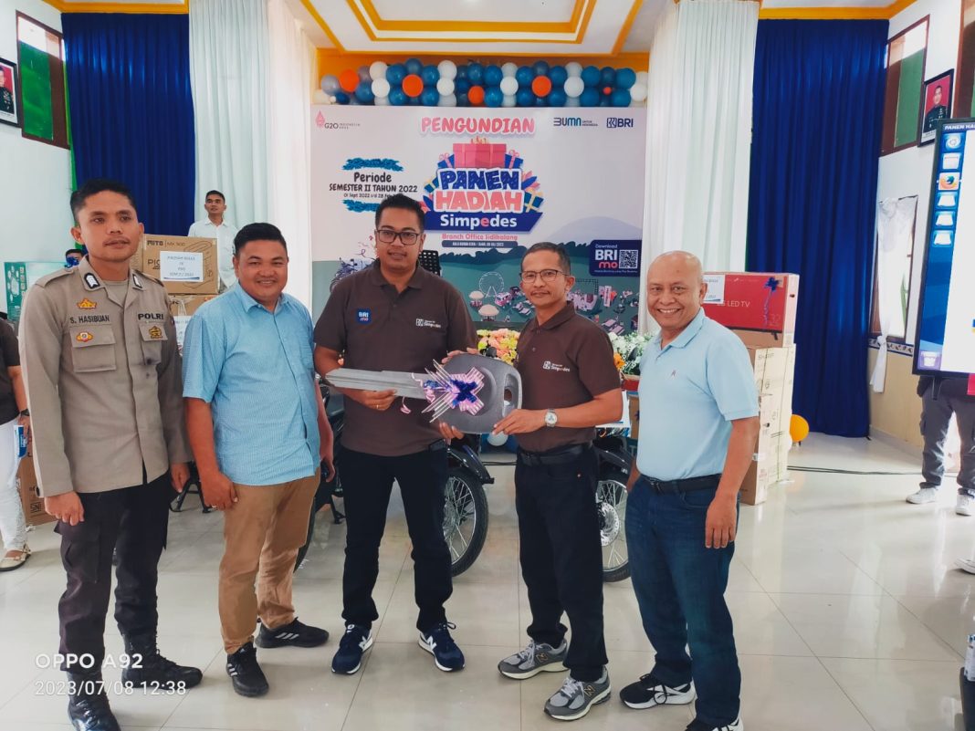 Manager Bisnis Mikro Kanca BRI Sidikalang Sahala Ignatius Situmorang secara simbolis menyerahkan kunci duplikat kepada Kepala Unit BRI Tigalingga, Pimpin Matondang mewakili, Daud Sembiring peraih grand prize di Sidikalang, Sabtu (8/7/2023).