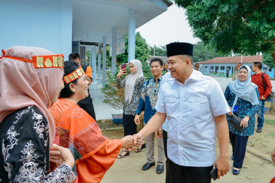 Bupati Batubara Ir H Zahir MAP menghadiri acara lokakarya panen hasil belajar program PGP Angkatan VII Kabupaten Batubara di aula SMAN 1 Lima Puluh, Kelurahan Lima Puluh Kota, Kecamatan Lima Puluh, Sabtu (8/7/2023). (Dok/Kominfo Batubara)