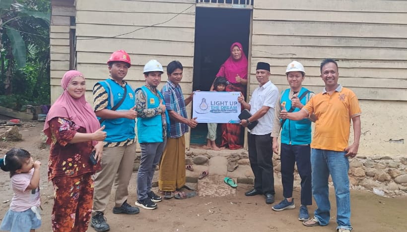 Bantuan listrik gratis program Light Up The Dream kepada Tandar, diserahkan oleh Kepala Kecamatan Ranto Baek, Sofian, bersama Manager PLN ULP Natal Muhammad Faiz, Jumat (7/7/2023). (Dok/PLN)