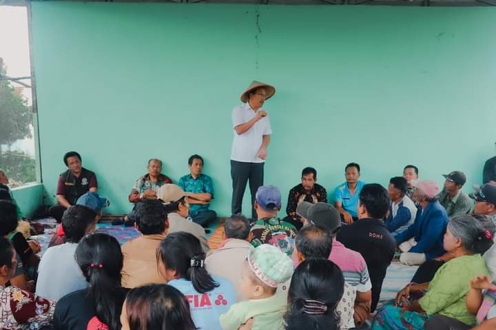 Bupati Humbahas Dosmar Banjarnahor SE memberikan pengarahan dan mendengar pendapat kelompok tani setelah menggunakan rumah pengering saat melakukan kunker ke Desa Sionom Hudon Sibulbulon, Kecamatan Parlilitan, Jumat (7/7/2023). (Dok/Kominfo Humbahas)