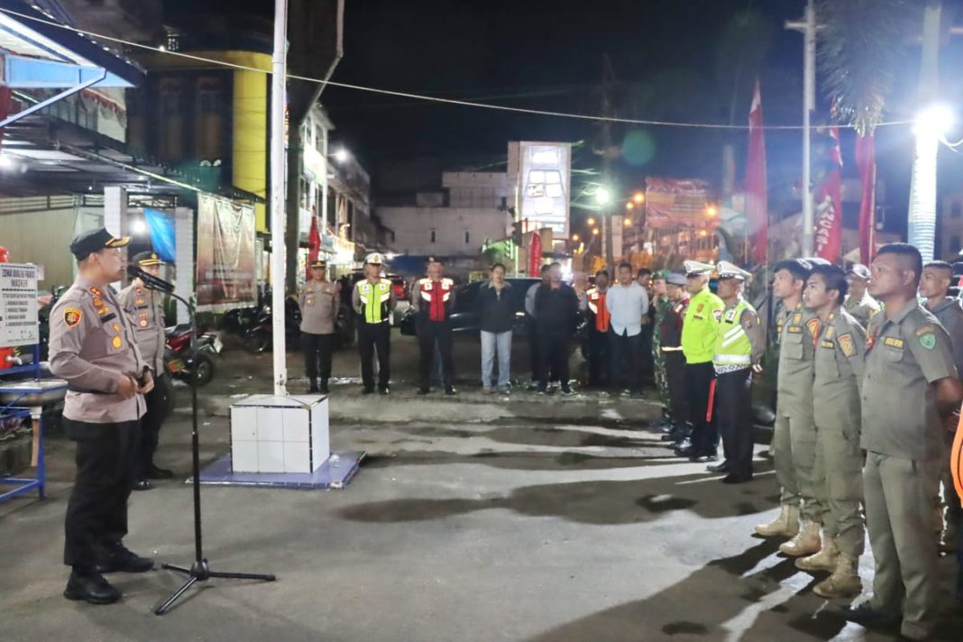 Kapolres Padangsidimpuan AKBP Dudung Setyawan sedang memberikan arahan saat memimpin apel di lapangan Pos Lantas Polres Padangsidimpuan, Sabtu (8/7/2023) malam.