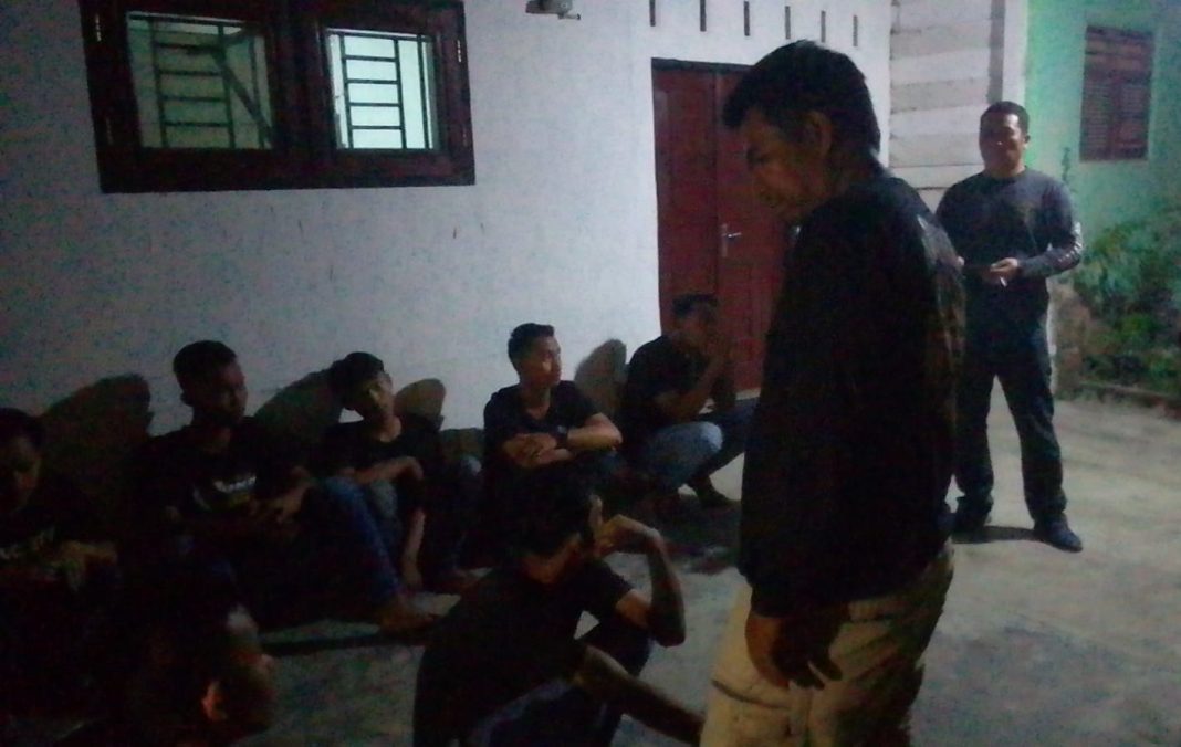 Personel Satreskrim Polres Sergai memberikan pengarahan kepada para remaja yang berhasil diamankan saat tim Opsnal Satreskrim melakukan patroli di Jalan SMAN 1 Perbaungan, Sabtu (9/7/2023) malam. (Dok/Humas Polres Sergai)