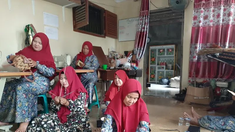 Para ibu-ibu yang tergabung dalam Kelompok Kerajinan Anyaman Purun Serasi memproduksi berbagai jenis kerajinan tangan di Desa Lubuk Kertang, Kecamatan Brandan Barat, Kabupaten Langkat, Minggu (9/7/2023). (Dok/Kelompok Serasi)