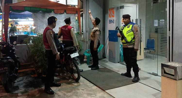 Personel Sat Samapta Polres Langkat bersama petugas Satpam memeriksa CCTV di Kantor BNI Unit Stabat, Kabupaten Langkat, Minggu (9/7/2023) malam. (Dok/Polres Langkat)