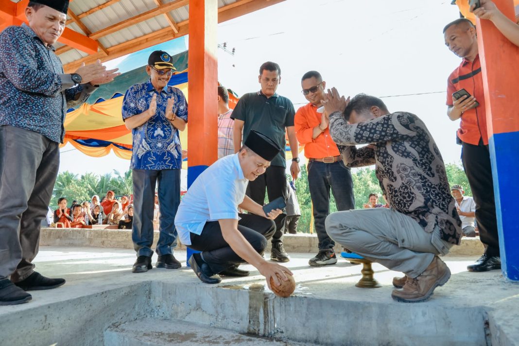 Bupati Batubara Ir H Zahir MAP meresmikan tempat pelelangan ikan atau tambat labuh nelayan di Desa Guntung, Kecamatan Lima Puluh Pesisir, Minggu (9/7/2023). (Dok/Kominfo Batubara)