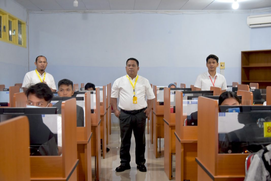 Rektor Unimed Prof Dr Syamsul Gultom MKes meninjau ujian Mandiri, Senin (10/7/2023). (Dok/Unimed)