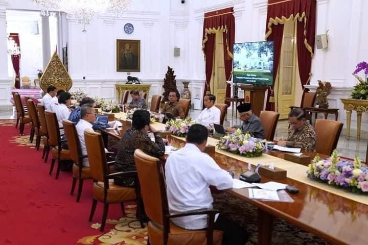 Presiden RI Jokowi menggelar ratas bersama sejumlah Menteri Kabinet Indonesia Maju di Istana Merdeka, Jakarta, Senin (10/7/2023).