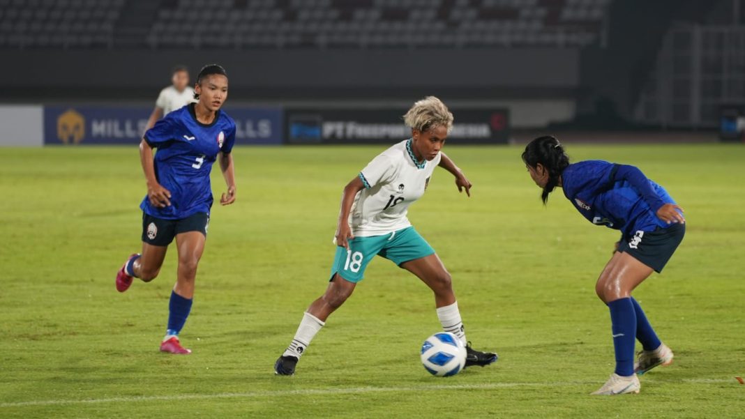 Tim U-19 Wanita sukses menyapu bersih semua poin yang dimainkan selama fase penyisihan Grup A, dalam ajang AFF U-19 Women’s Championship 2023 di Palembang. Pada laga terakhir grup ini, Sheva Imut, dkk menang telak 5-0 atas Kamboja di Stadion Gelora Sriwijaya Jakabaring, Palembang, Minggu (9/7/2023). (Dok/PSSI)