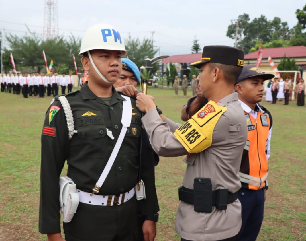 Kapolres Sergai AKBP Oxy Yudha Pratesta menyematkan pita Ops Patuh Toba 2023 kepada perwakilan personel, Senin (10/7/2023). (Dok/Humas Polres Sergai)