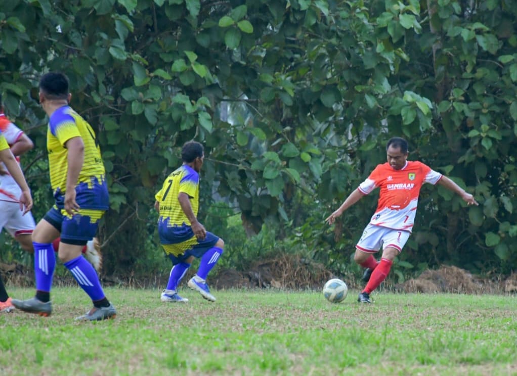 Bupati Sergai H Darma Wijaya yang memperkuat PS Oldcrack Pemkab Sergai melepas tendangan keras yang berhasil membobol gawang PS Pemdes Bandar Tengah, dan membawa PS Pemkab Sergai menggungguli Pemdes Bandar Tengah dalam laga eksebisi yang digelar di Lapangan Sei Birong, Kecamatan Bandar Kalifah, Minggu (9/7/2023).