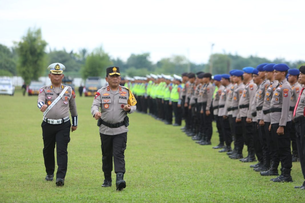 Kapolda Sumut Irjen Pol RZ Panca Putra Simanjuntak memeriksa barisan personel gabungan pada Pelaksanaan Operasi Patuh Toba 2023 di Lapangan Bola Mapolda Sumut, Senin (10/7/2023). (Dok/ Polda Sumut)