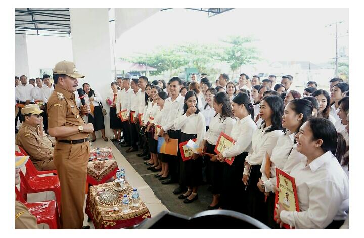 Bupati Nias Barat Khenoki Waruwu saat berdialog dengan ASN PPPK Tenaga Kesehatan Formasi Tahun 2022 di halaman kantor Bupati Nias Barat, Senin (10/7/2023). (Dok/Kominfo Nias Barat)