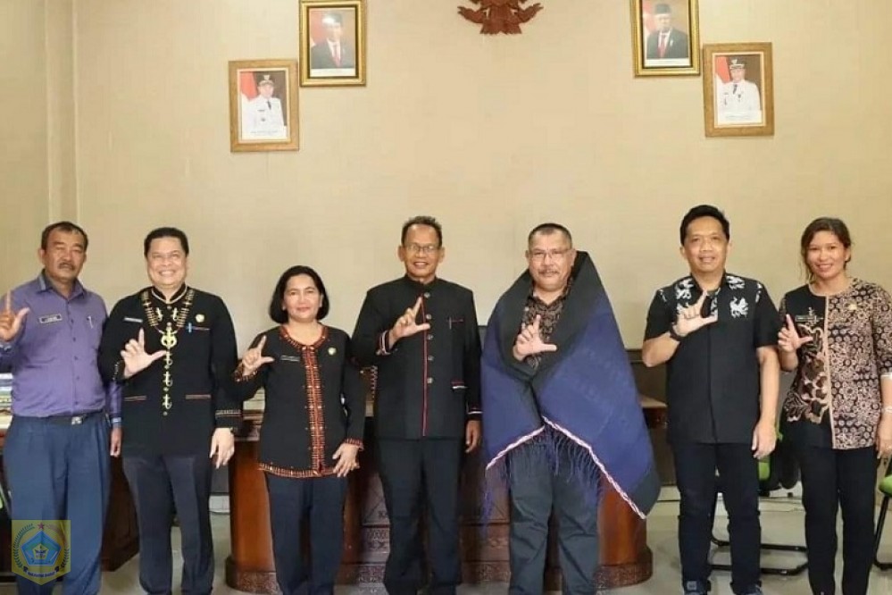 Sekda Pakpak Bharat Jalan Berutu SPd MM foto bersama saat menerima kunjungan Ketua Kelompok Kerja Pemantauan dan Evaluasi Program dan Anggaran pada Kantor Perpustakaan Nasional Tubu PB Simanjuntak SE MM. (Dok/Kominfo Pakpak Bharat)