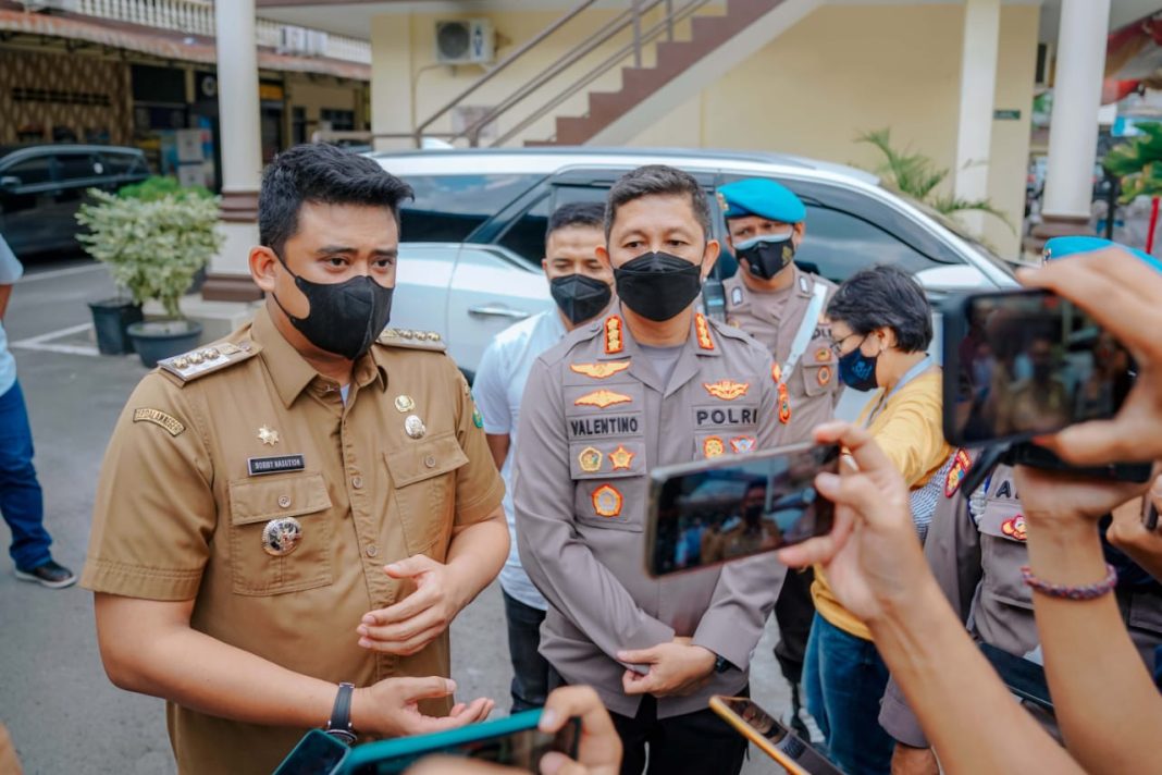 Wali Kota Medan Bobby Nasution didampingi Kapolrestabes Medan Kombes Pol Valentino Alfa Tatareda beberapa hari yang lalu di Mapolrestabes Medan. (Dok/Kominfo Medan)