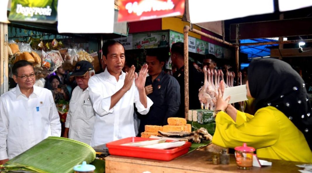 Presiden Republik Indonesia Jokowi mengunjungi Pasar Cihapit, Kota Bandung saat mengawali rangkaian kegiatan kunjungan kerja hari kedua di Provinsi Jawa Barat, Rabu (12/7/2023).