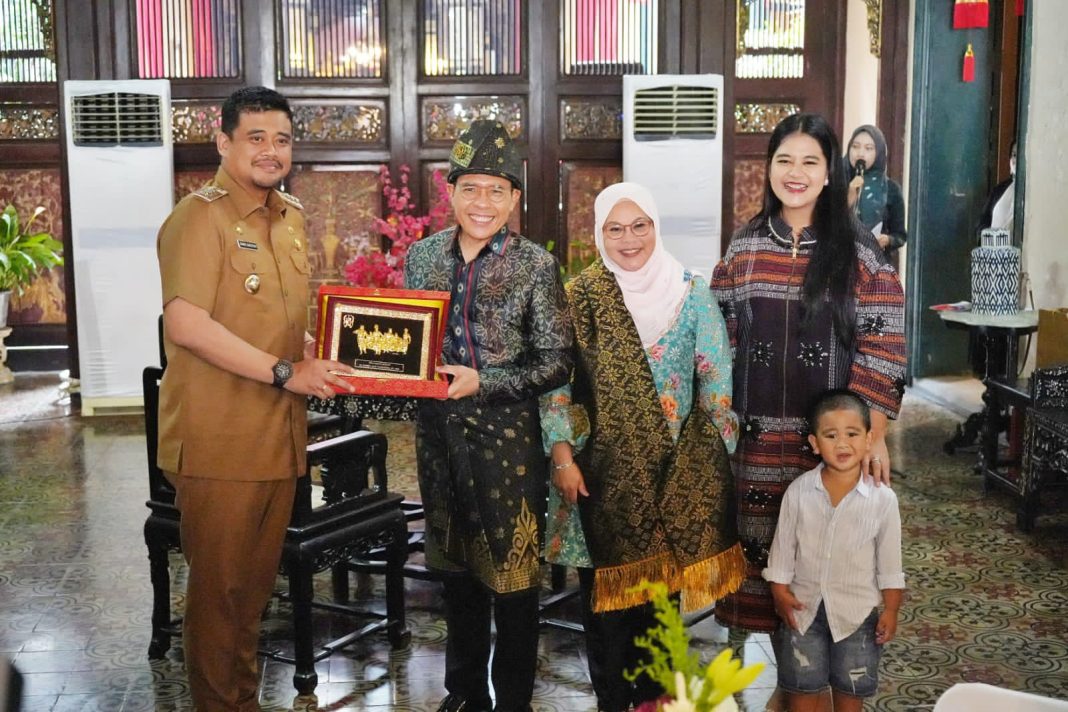 Wali kota Medan Bobby Nasution saat menerima kunjungan Mohamad Maliki Bin Osman di rumah Tjong A Fie, Jalan Ahmad Yani, Senin (10/7/2023). (Dok/Kominfo Medan)