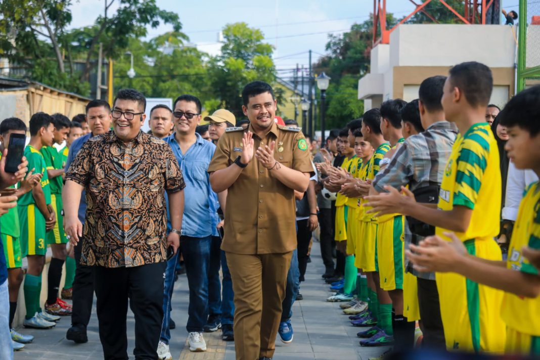 Wali Kota Medan Bobby Nasution bersama Direktur Utama PT Tor Ganda meninjau sarana dan prasarana olahraga yang tersedia, di Jalan Krakatau, Kelurahan Pulo Brayan, Kecamatan Medan Timur, Senin (10/7/2023). (Dok/Kominfo Medan)