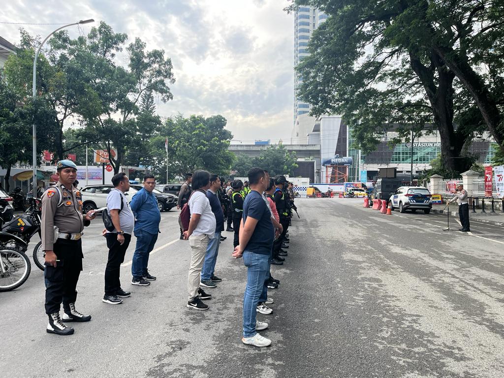 Personel Polrestabes Medan menggelar apel di Lapangan Merdeka Medan sebelum melaksanakan KRYD dengan melakukan patroli skala besar untuk mengantisipasi begal dan geng motor, Selasa (11/7/2023). (Dok/Polrestabes Medan)