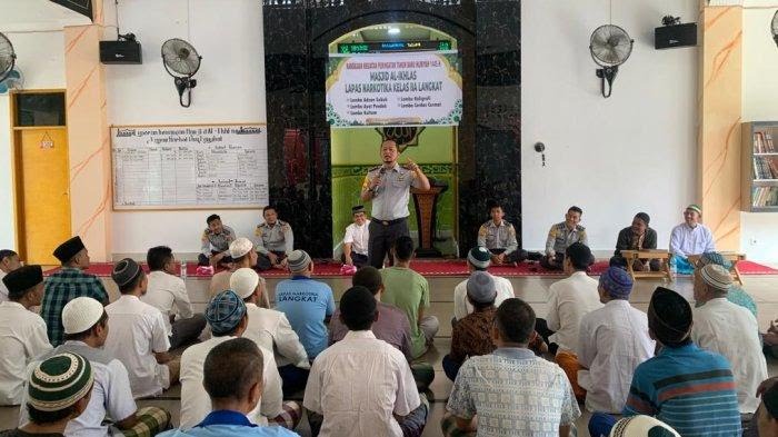 Kasi Binadik Lapas Narkotika Kelas IIA Langkat Ibnu Taqwim menyampaikan laporannya dalam pembukaan perlombaan menyambut Tahun Baru Islam 1445 H di Masjid Al-Ikhlas Lapas Narkotika Langkat, Desa Cempa, Kecamatan Hinai, Kabupaten Langkat, Selasa (11/7/2023). (Dok/Lapas Narkotika Langkat)