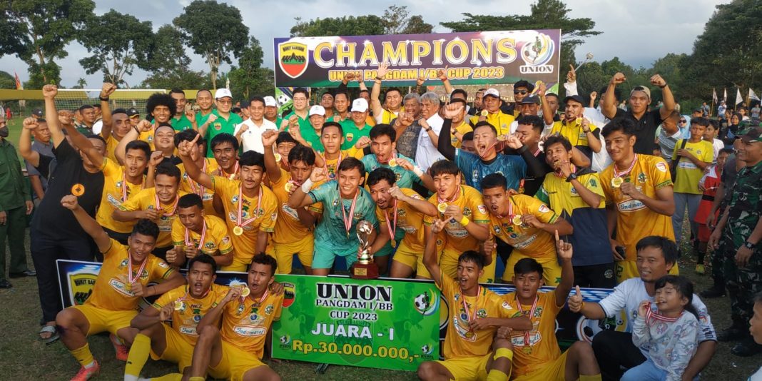 Pangdam I/BB, Mayjen TNI A Daniel Chardin foto bersama usai menyerahkan tropi dan uang pembinaan kepada kesebelasan Labura Hebat FC yang keluar sebagai juara I pada turnamen sepak bola Union Pangdam I/BB Cup tahun 2023 di Lapangan TS Marjan Saragih Kodim 0207/Sml Jalan Asahan, Kecamatan Siantar, Kabupaten Simalungun, Selasa (11/7/2023) sore.