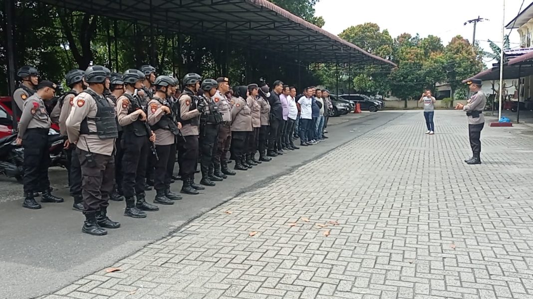 Personel Polrestabes Medan menggelar apel pengamanan pasukan untuk meringkus pengendali narkoba dan barak judi berinisial ST yang sudah masuk dalam DPO, eks Mako Dit Samapta Polda Sumut Jalan Jamin Ginting, Kecamatan Medan Tuntungan, Selasa (11/7/2023). (Dok/Polrestabes Medan)