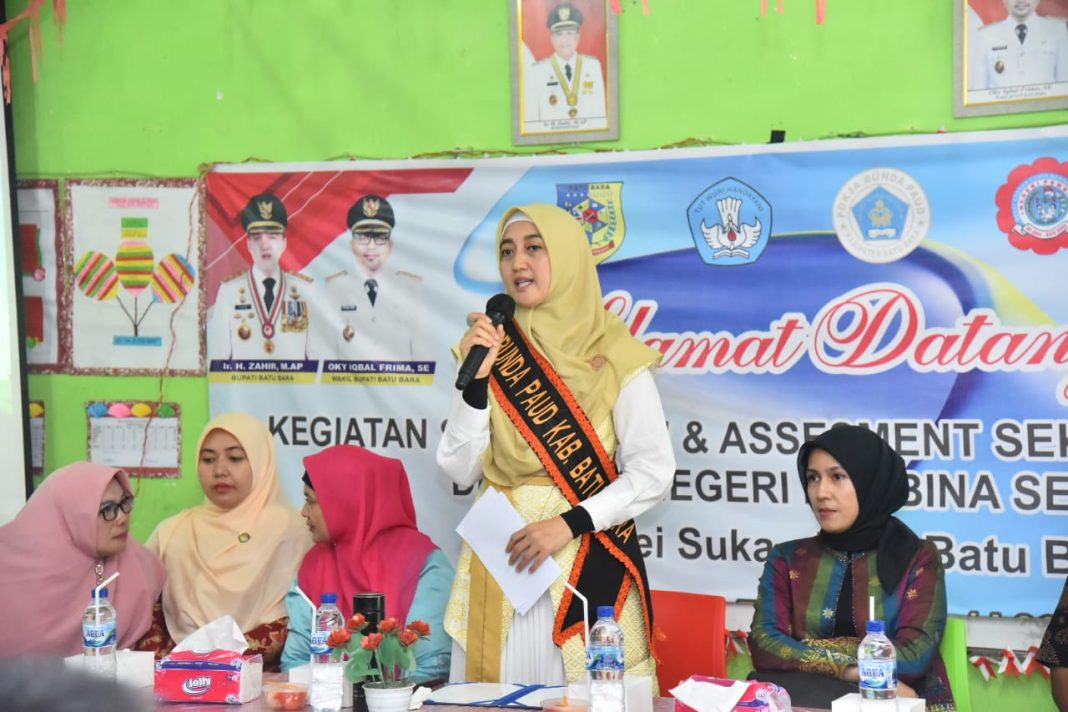 Bunda PAUD Kabupaten Batubara Hj Maya Indriasari Zahir SE menghadiri pelatihan dan pembekalan kepada guru sebagai persiapan konsep belajar sekolah inklusi PAUD di Kabupaten Batubara. Kegiatan digelar di UPT TK Negeri Pembina Sei Suka, Selasa (11/7/2023). (Dok/Kominfo Batubara)