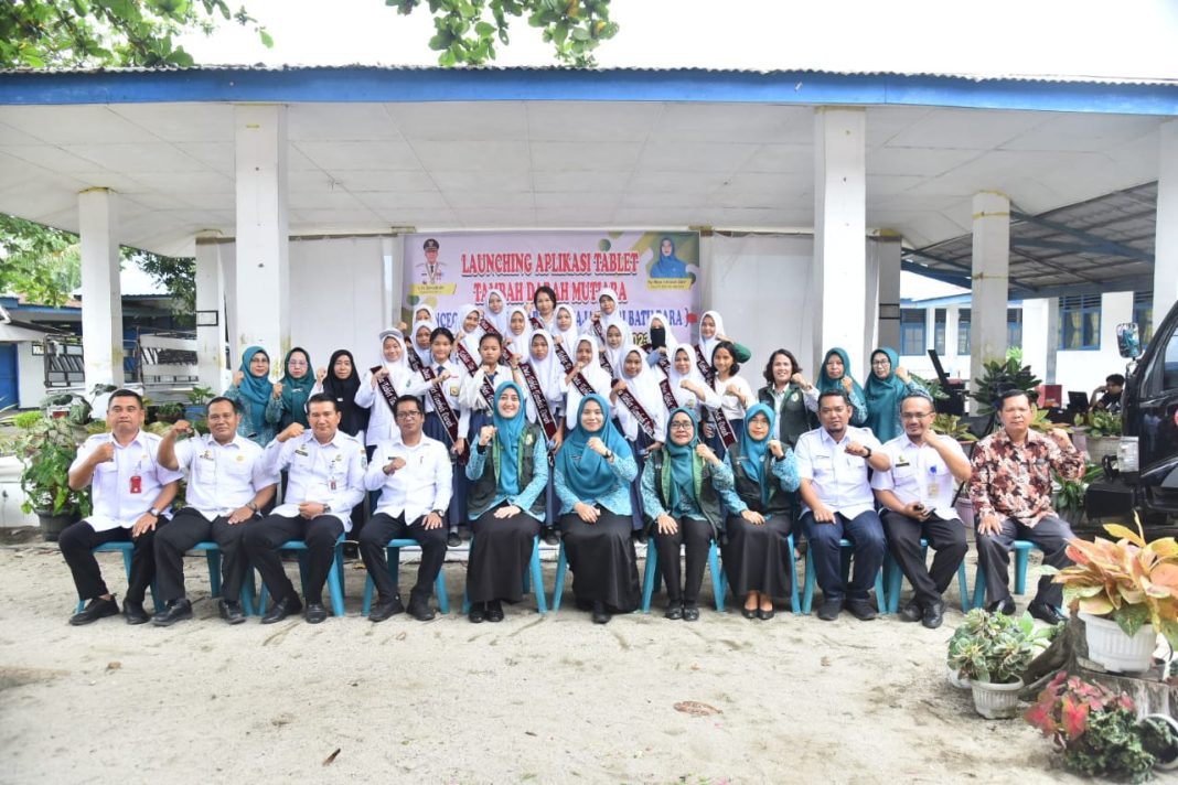 Ketua TP PKK Kabupaten Batubara Ny Hj Maya Indrisari Zahir SE foto bersama dengan lain saat melaunching aplikasi Mutiara di UPT SMP Negeri 1 Air Putih, Rabu (12/7/2023). (Dok/Kominfo Batubara)