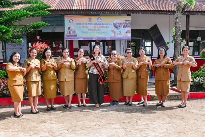 Bunda PAUD Kabupaten Humbahas Ny Lidia Dosmar Banjarnahor foto bersama dengan para guru SD Negeri 173198, Kecamatan Dolok Sanggul, Selasa (11/7/2023). (Foto Dok/Kominfo Humbahas)