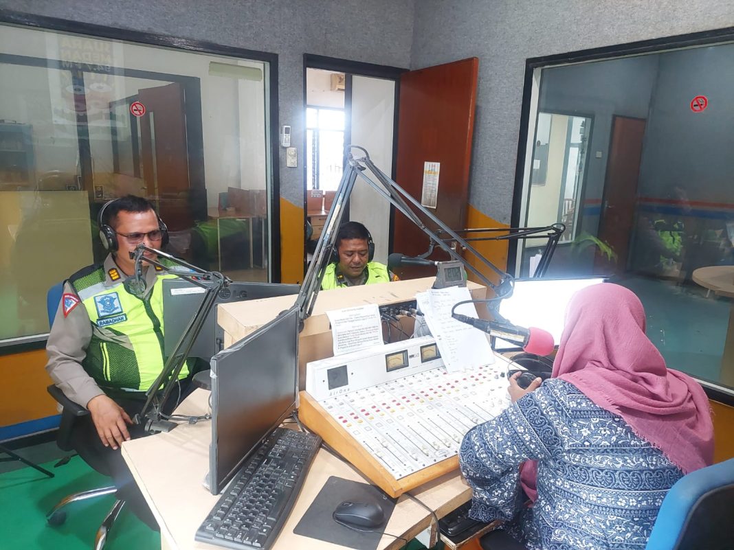 Kanit Kamsel Sat Lantas Polrestabes Medan AKP S Ramadhan didampingi Panit Kamsel Ipda Abd Malik menggelar dialog interaktif terkait Operasi Patuh Toba 2023 di Radio Suara Medan 94,7 FM Bandar Dangdut Medan, Jalan Setia Budi Medan. (Dok/Polrestabes Medan)