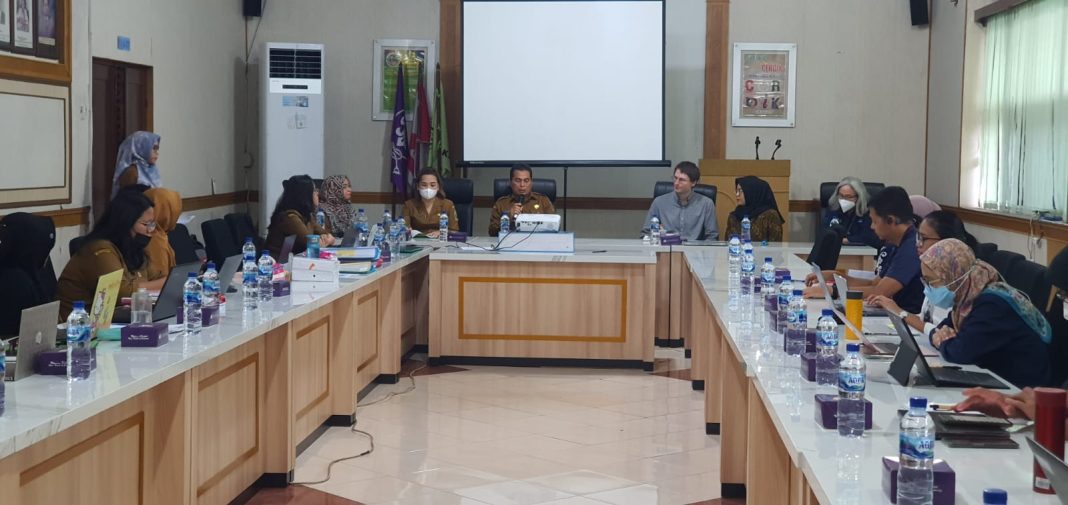 Kepala Dinas Kesehatan Sumut dr Alwi Mujahit Hasibuan MKes memaparkan proses pelaksanaan Sub PIN Polio dan hasilnya putaran pertama dan putaran kedua di harapan Tim Assesor Internasional di Aula Dinas Kesehatan Provinsi Sumut, Selasa (11/7/2023). (Dok/Dinkes Sumut)