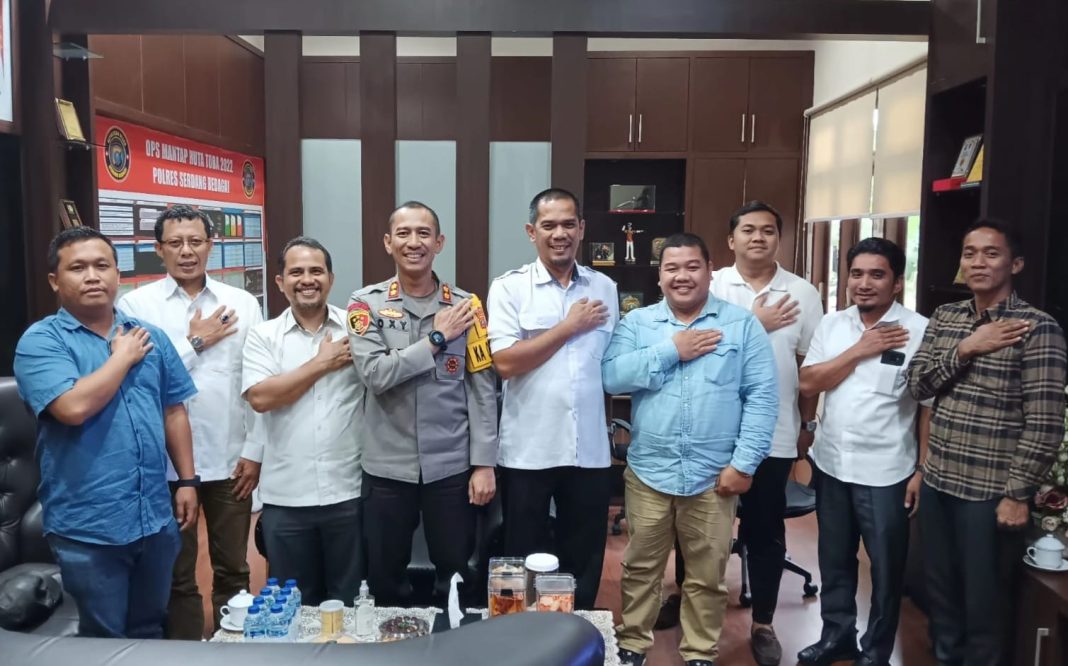 Usai audiensi, Kapolres Sergai AKBP Oxy Yudha Pratesta didampingi Kasat Reskrim AKP Made Yoga Mahendra dan Kasat Intelkam AKP Siswoyo foto bersama dengan Ketua Bawaslu Sergai Agusli Matondang beserta jajaran, Rabu (12/7/2023). (Dok/Humas Polres Sergai)