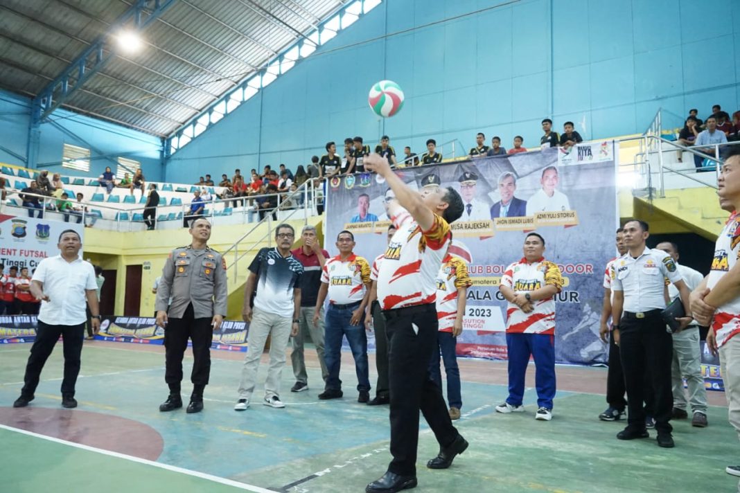 Pj Wali Kota Tebingtinggi Syarmadani didampingi Forkopimda membuka kejuaraan daerah antar klub bola voli tingkat Provinsi Sumut di Gedung Olahraga Asber Nasution Kota Tebingtinggi, Rabu (12/7/2023).